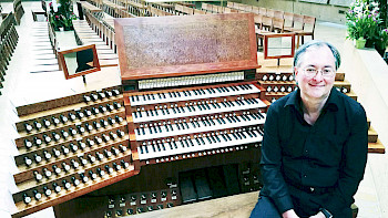 Alessandro Bianchi sitzt vor dem 4-Etage Orgel