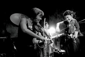 Zwei Frauen mit Geige auf der Bühne