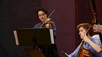 Eine Frau spiel Geiger, der anderer Cello