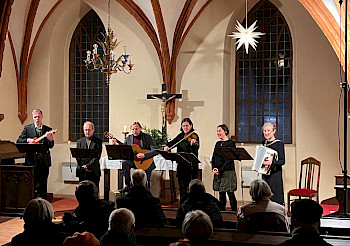 Ein Ensemble spielt Musik in einer Kirche