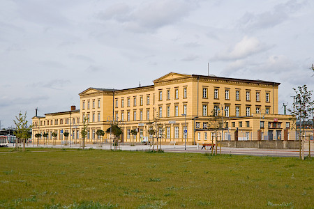 gelbes, großes, historisches freistehendes Gebäude