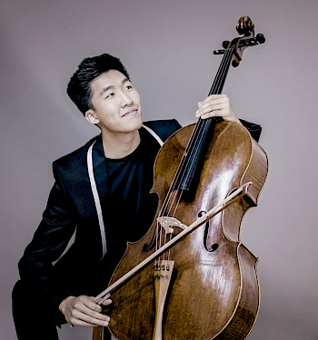 Ein Asiate mit Cello