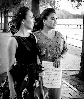 Schwarz - Weiß -Bild; 2 Frauen stehen vor dem Fluss