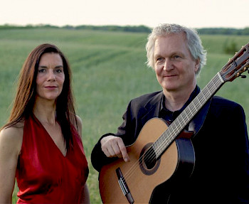 Duo Udite: 1 Frau mit rotem Kleied und 1 Mann mit Gitarre