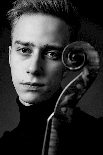 Porträt eines jungen Cellisten