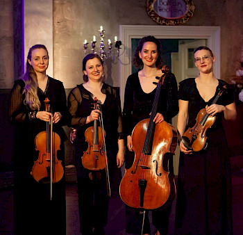 4 Musikerinnen mit Violinnen