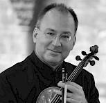 Schwarz-Weiß-Bild: Egidius Streiff mit Violine