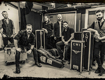 Schwarzweißfoto mit 6 Musikern einer Rockband