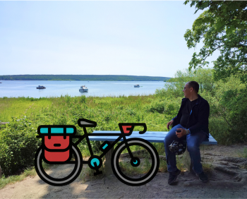 Mann sitzt an einem See auf einer Bank und schaut auf den See, neben sich die Grafik von einem Tourenrad