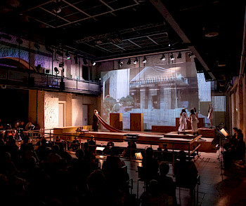 Das Innere des Schlosstheaters bei der einer Musiktheaterproduktion der BAJMT