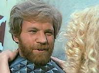 Ein Mann lächelt zu einer Frau mit schönen blonden Haaren