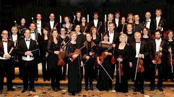 1 Orchester mit Musikinstrumenten und Rosen