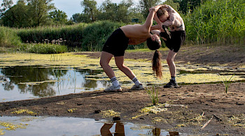 Ronja Häring und Filipe Fizkal tanzen in der Natur