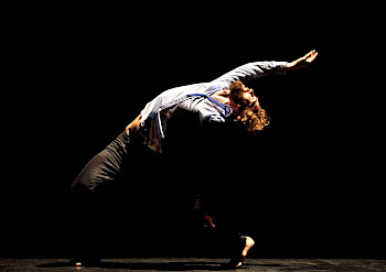 Sébastien Perrault tanzt in der Dunkelheit