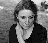 Schwarz-Weiß-Bild: Dagmar Manzel sieht traurig aus