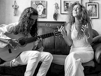 Schwarz-Weiß-Bild: 1 Frau singt und 1 spielt Gitarre