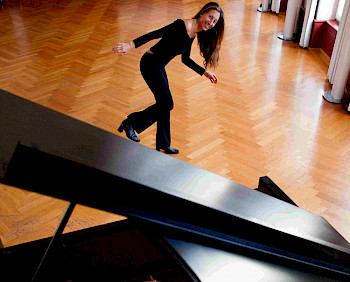 Eine Frau läuft auf Klavier