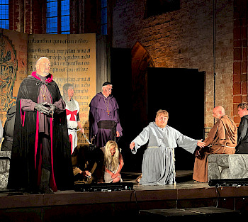 Die Mönche und die Sünde auf der Bühne
