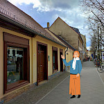 Grafik einer Frau, die mit einer Hand auf ein einstöckiges historisches Haus in einer Straße zeigt