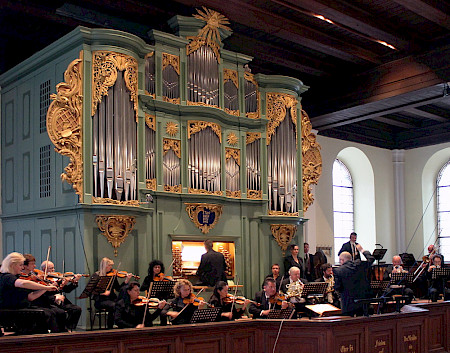 Orchester vor der Orgel