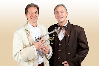 Musiker mit Trompete und eine weitere Person