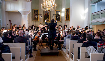 Ein Orchester spielt Musik in der Kirche