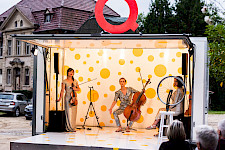 Drei Musikerinnnen sitzten in einer mobilen Bühne.