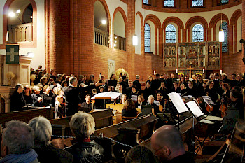 Große Chor und große Ensemble spielen Musik in Kirche zusammen