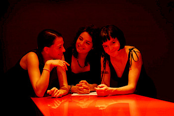Das Trio Croche sitzt gemeinsam an einem Tisch.