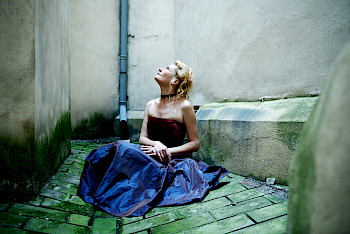 Markéta Cukrová, im blauen Kleid auf dem Boden sitzend, Photo: Ilona Sochorová