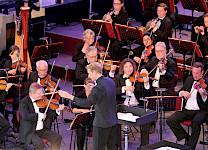 Das Filmorchester Babelsberg ist auf der Bühne zu sehen.