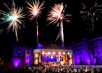 Elblandfestspiele, die beleuchtete Bühne im Dunkeln mit Feuerwerk, Photo: Podiebrad