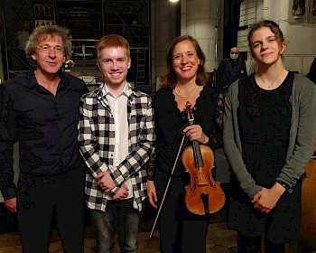 Zwei Schüler der Musikschule Barnim und Martin Ripper sowie Birgit Schnurpfeil, beide Mitglieder der lautten compagney Berlin