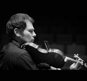 Jakub Jakowicz, der eine Violine spielt