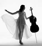 Camille Thomas mit weißem Kleid und Cello