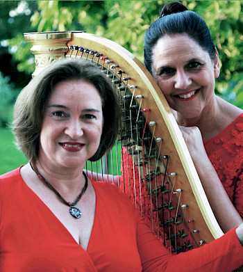 Zwigt zwei Frauen mit Harfe