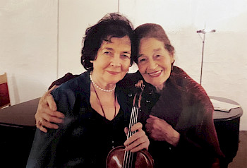 Die Schwestern Marianne Boettcher und Ursula Trede-Boettcher, die sich umarmen