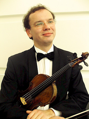 Mikhail Kibardin mit einer Violine