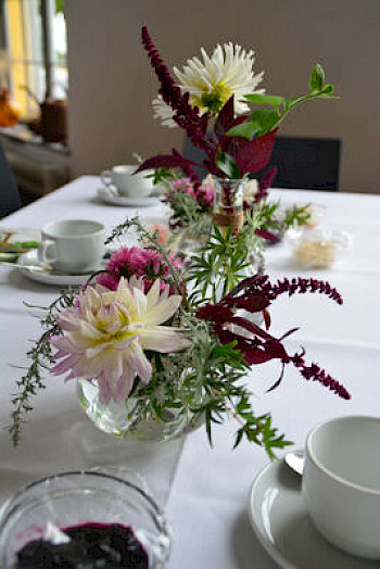 schöne Blumenvase auf dem Tisch