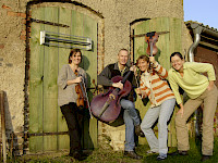 Zu sehen sind die vier Instrumentalisten des Barock Ensemble Berlin. Sie stehen nebeneinander, nach Möglichkeit mit ihrem jeweiligen Instrument in der Hand.