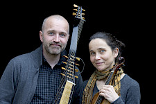 Thor-Harald Johnsen mit Steg der Barock Gitarre und Tabea Höfer mit ihrer Barockvioline. Der Hintergrund ist schwarz.