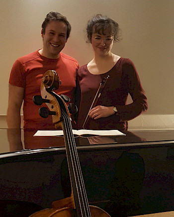 Links steht Philipp Miklós Demeter & rechts Sophia Marie Garbe. Vor ihnen stehen ihre Instrumente.