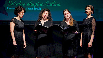 Das slowenische Vokalensemble Gallina auf der Bühne während eines Auftritts.