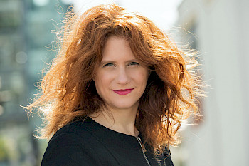 Irene Kurka, Sängerin mit roten Haaren