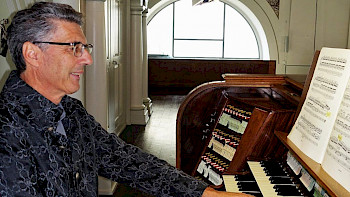 Ein Mann spiel Orgel