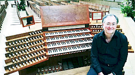 Alessandro Bianchi sitzt vor dem 4-Etage Orgel