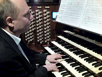 Ein Mann spielt 4 Etage - Orgel