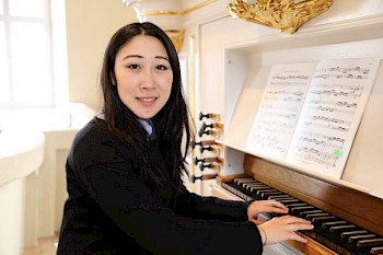 Mari Fukumoto mit den langen Haaren in den schwarzen Klamotten