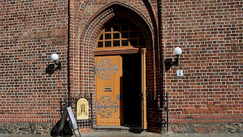 Die Vordertür einer spätgotischen Backsteinkirche
