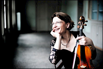 Lachende Frau mit Violine in der Hand